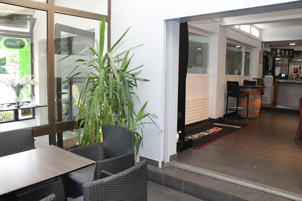 Hotel La Hourquie Cafe Morlaas Zewnętrze zdjęcie